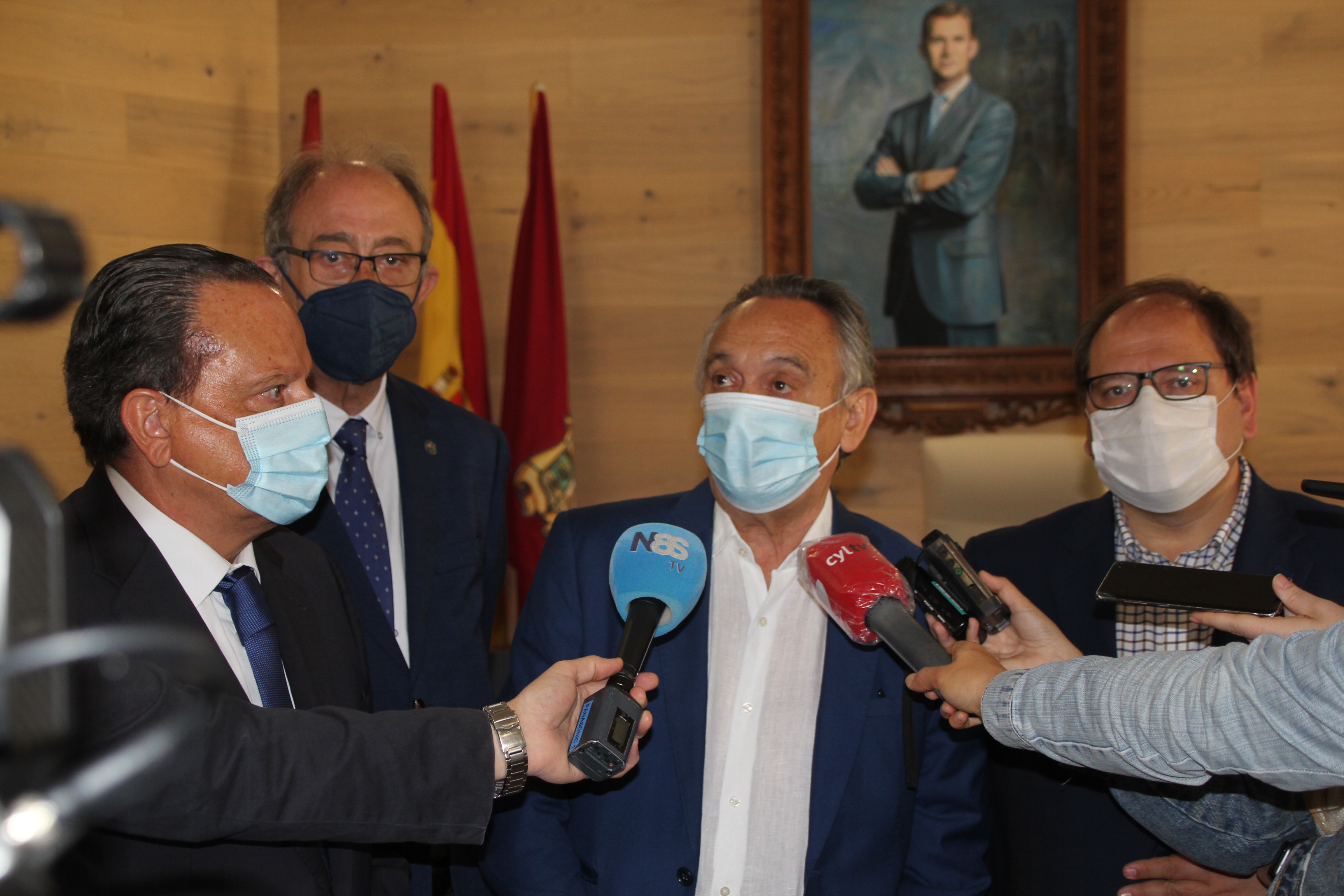 Melero atiende a la prensa