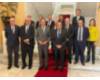 Foto de recuerdo en el acceso al Ayuntamiento