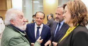 Armisén, Pollán y Amilivia escuchan al escultor