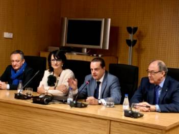 El presidente junto a los consejeros y una de las docentes