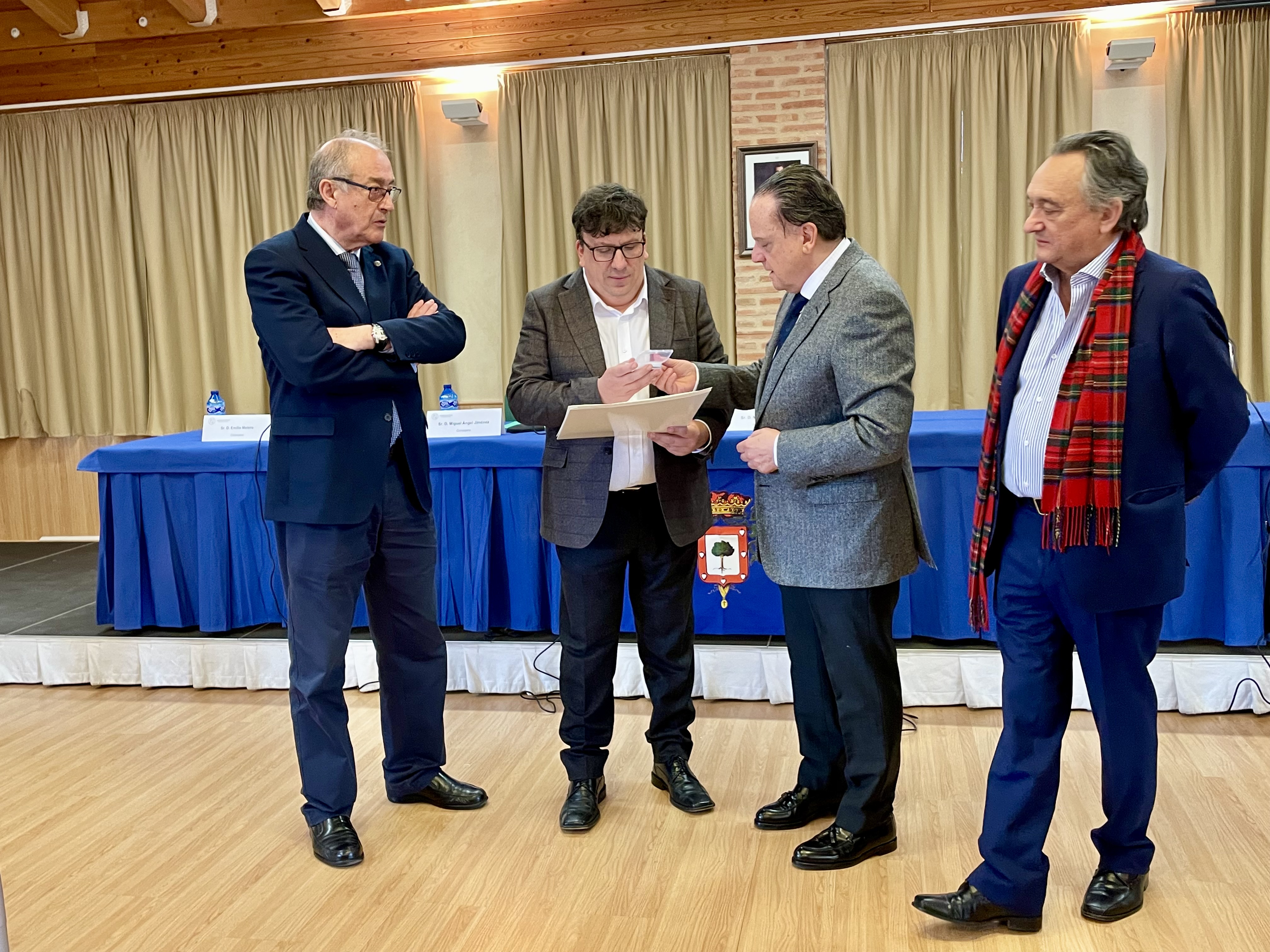 El alcalde recibe diversas publicaciones del Consejo