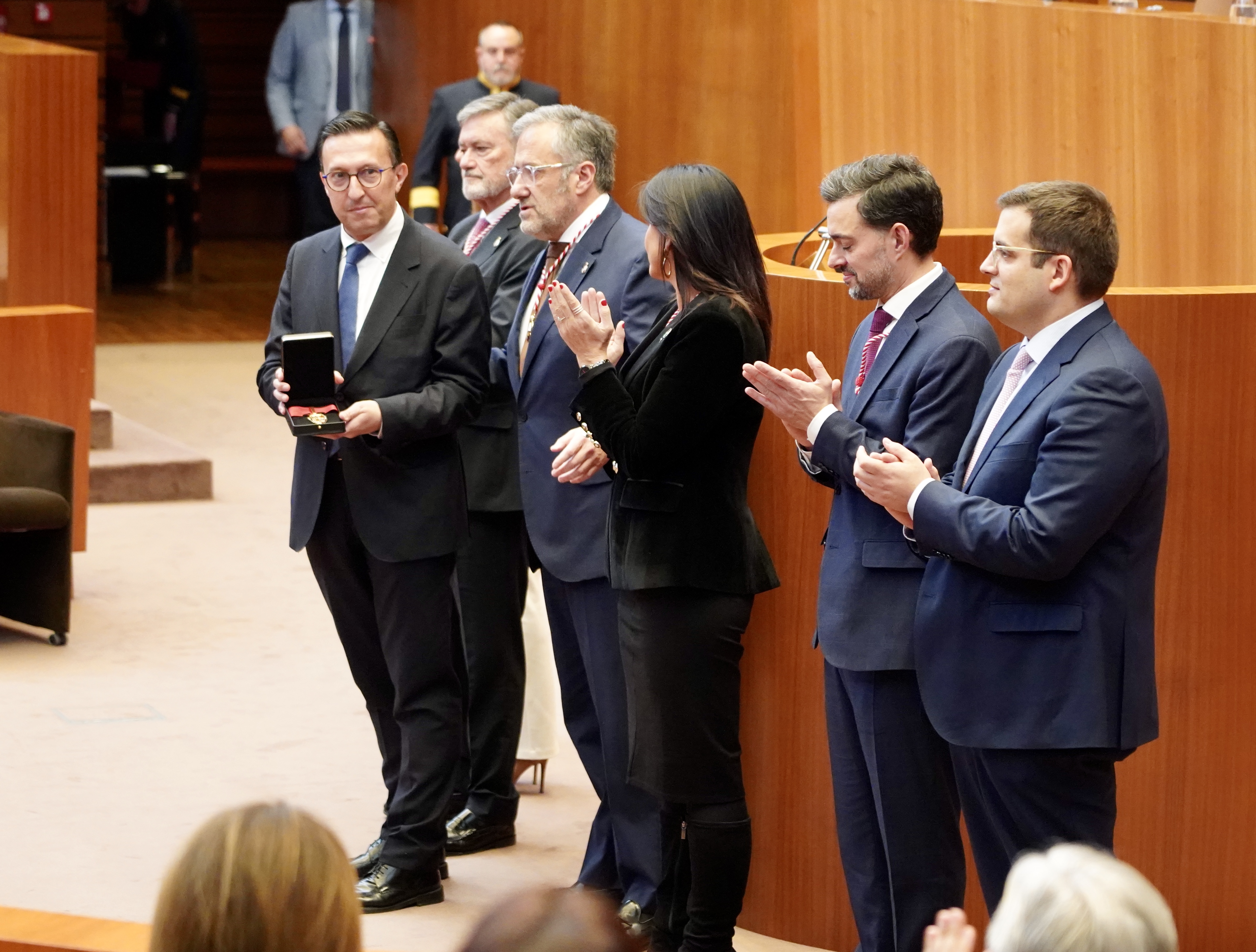 Javier Burrieza recoge la Medalla de Oro de las Cortes a la Semana Santa de Castilla y León