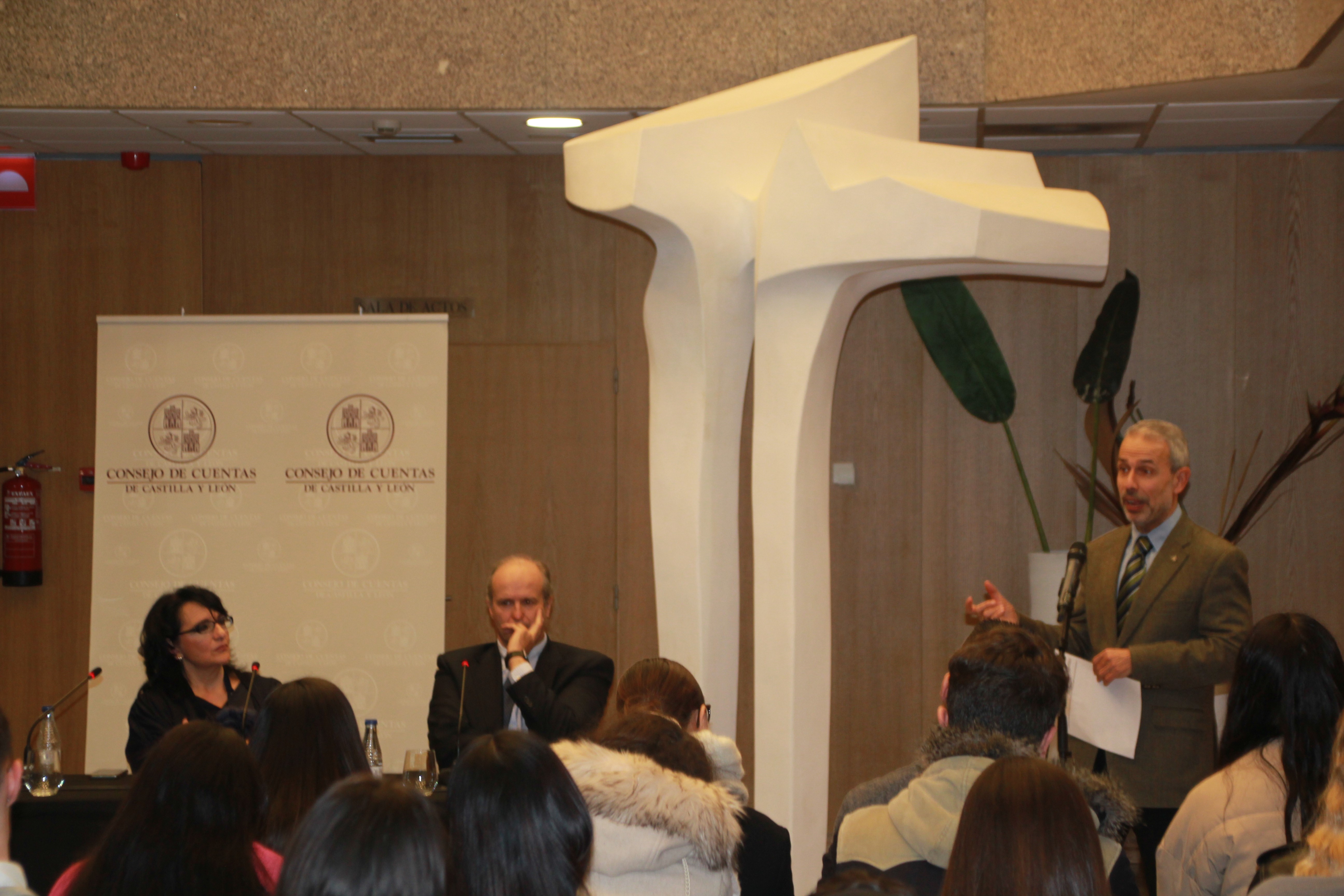 Los alumnos atienden una de las intervenciones
