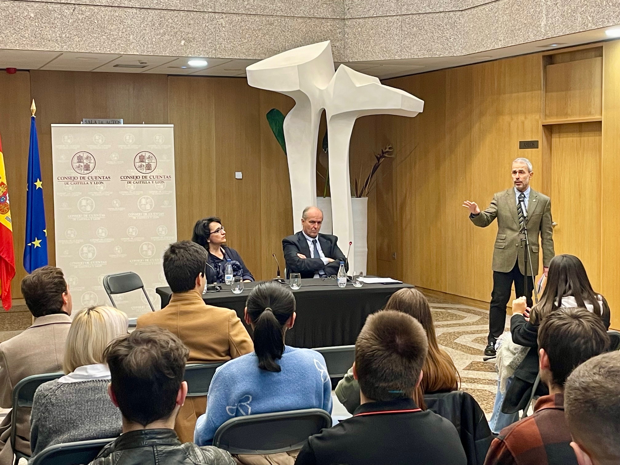 El director de Fiscalización se dirige a los alumnos