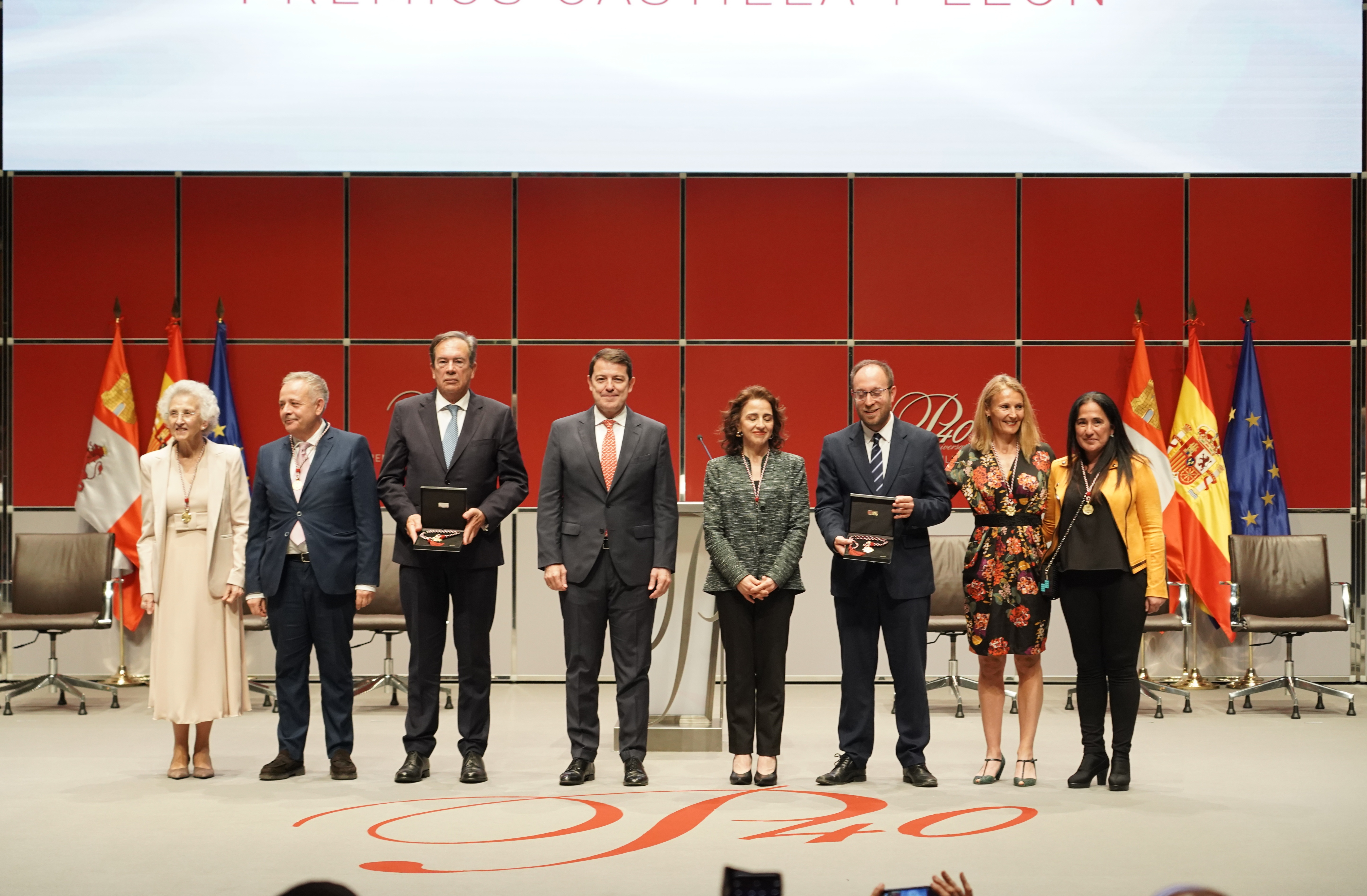 Los premiados, con Mañueco