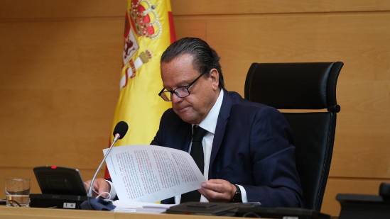 Amilivia repasa un documento