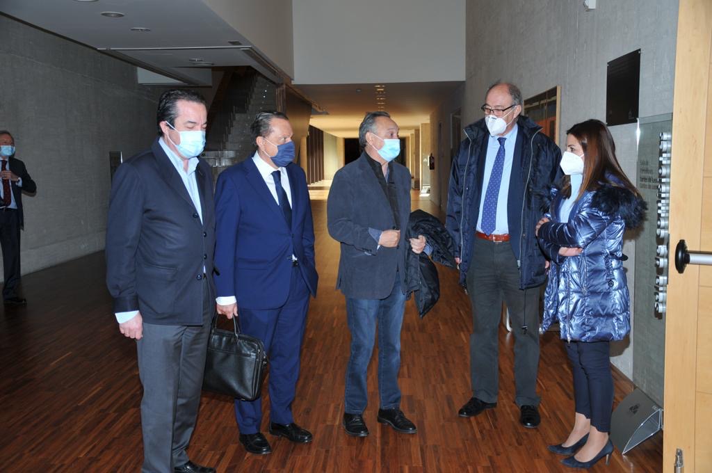 Los miembros del Consejo de Cuentas a su llegada al Parlamento