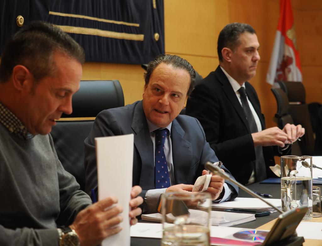 Imagen de la mesa de la Comisión de Economía y Hacienda