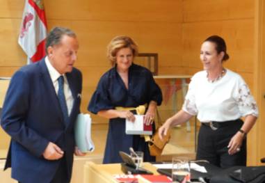 La procuradora Rubio (PSOE) conversa con Amilivia