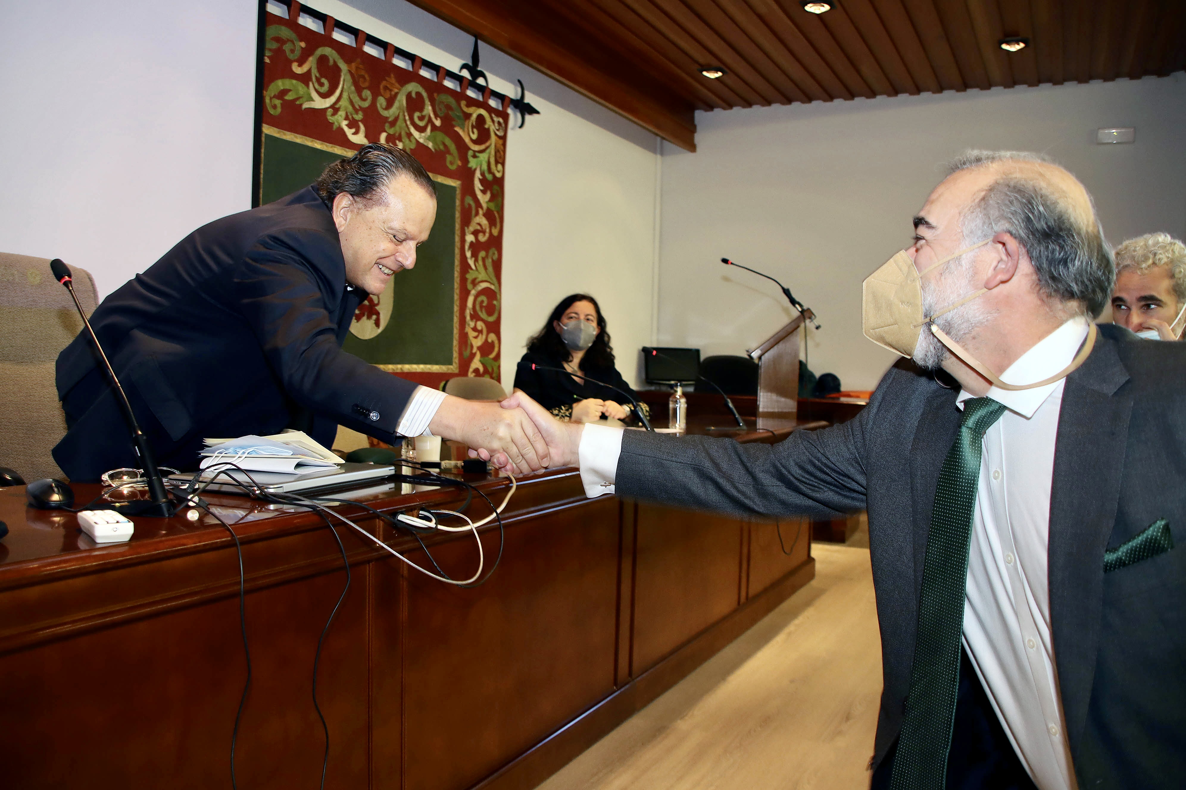 Amilivia saluda a un responsable de la facultad