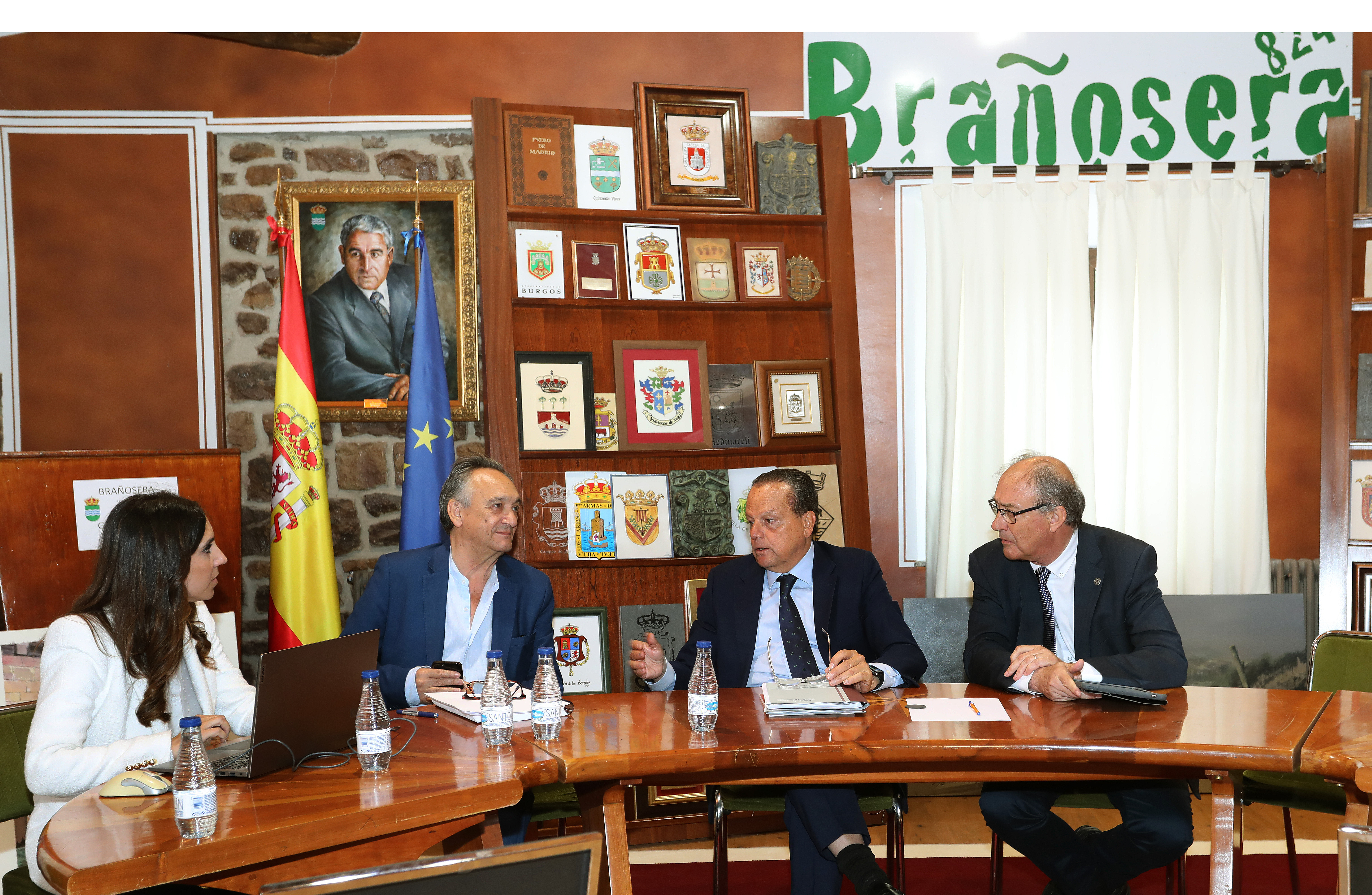 Reunión en el salón de plenos