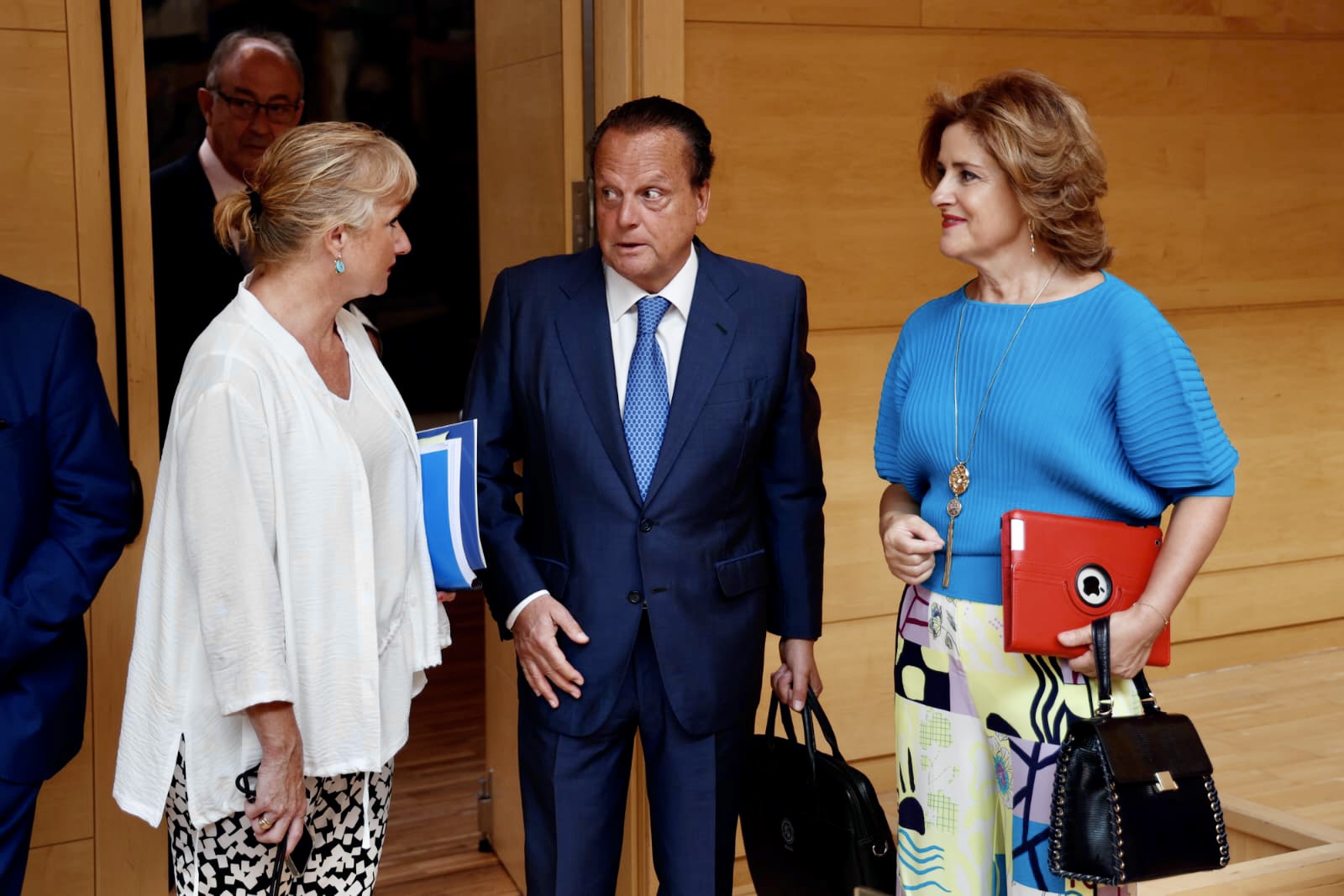 Leticia Garcia, portavoz del PP, Amilivia y Paloma Vallejo, presidenta de la Comisión)