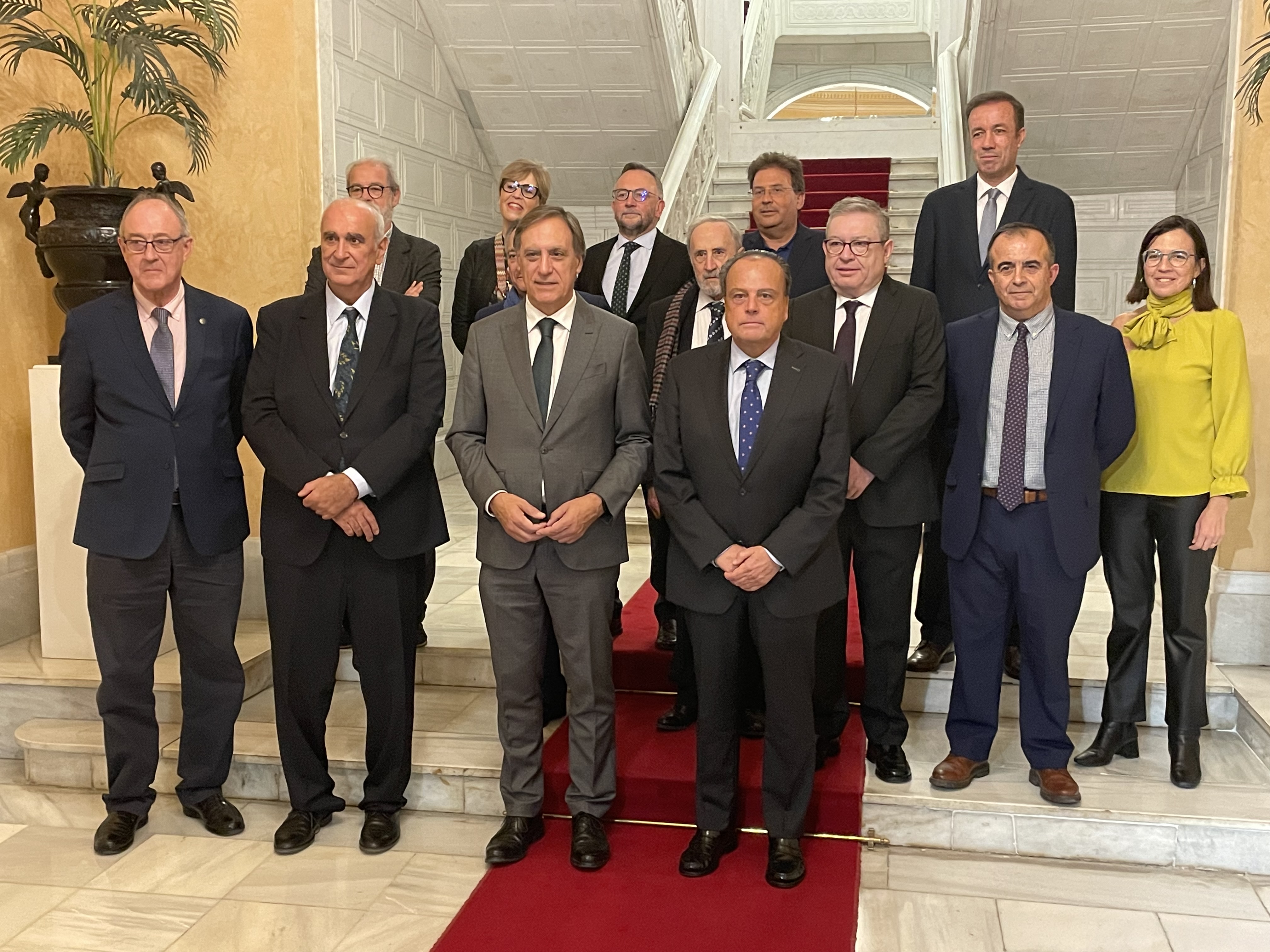 Foto de recuerdo en el acceso al Ayuntamiento