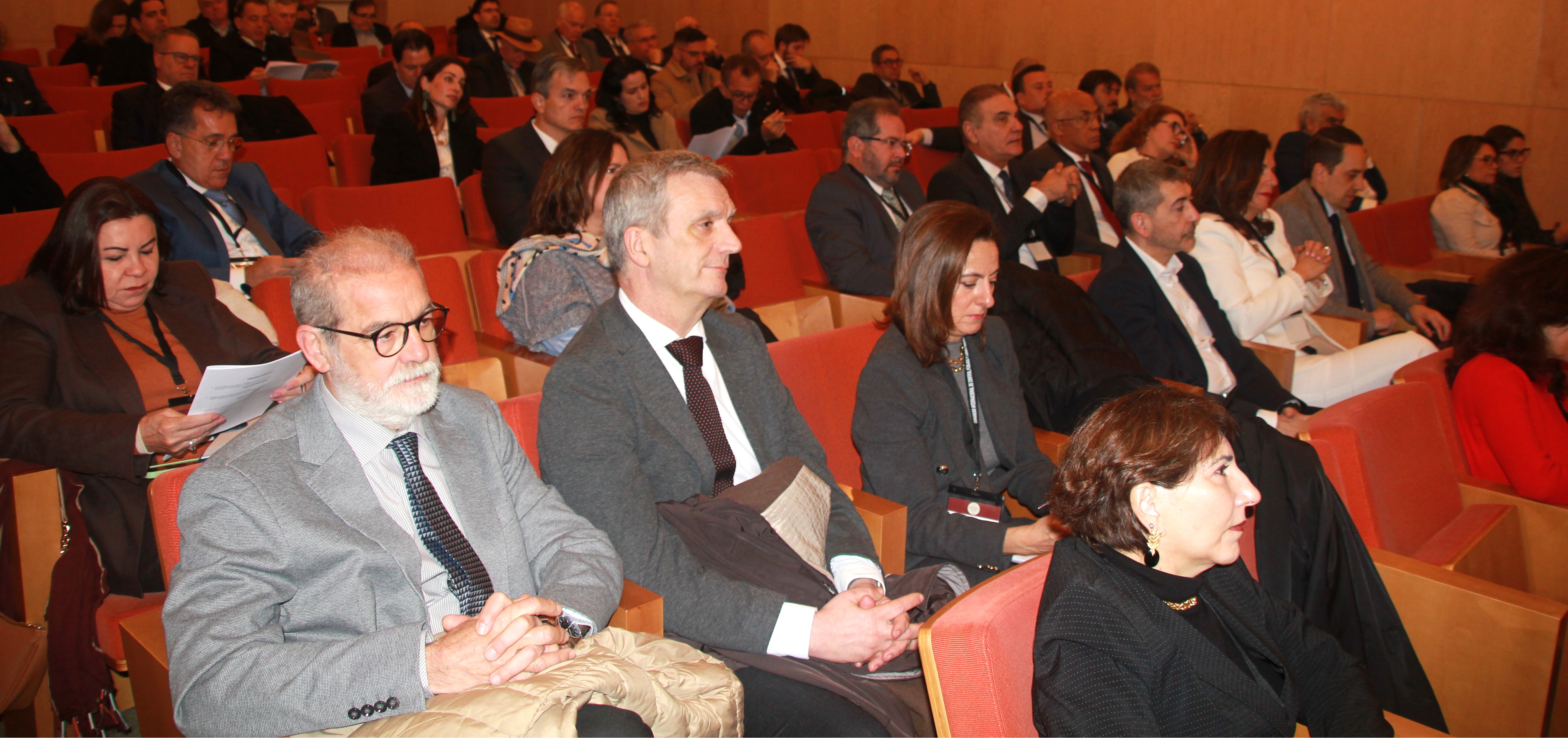 Luis Gracia, centro, titular de la Autoridad Independiente