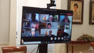 Imagen de los presidentes en la pantalla