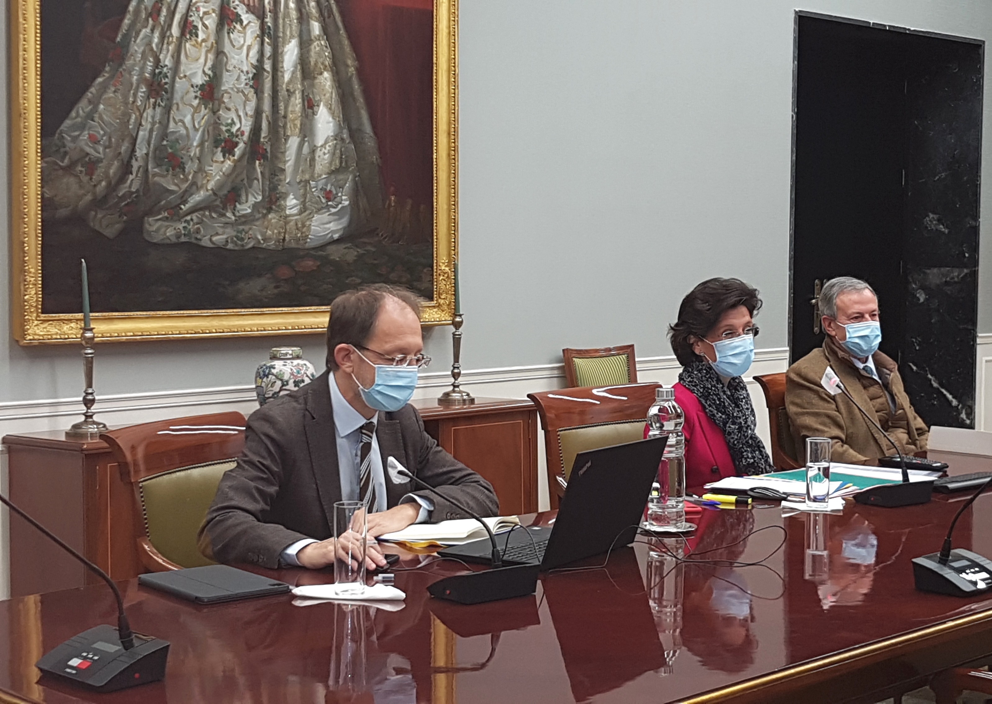 La presidenta del TC se dirige a las Icex