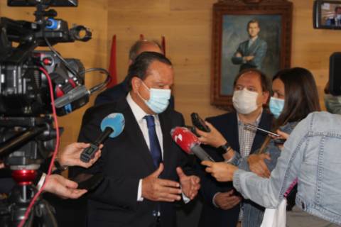 Amilivia informa a los periodistas