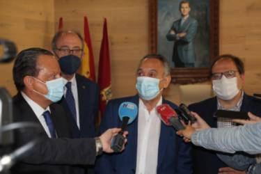 Melero atiende a la prensa