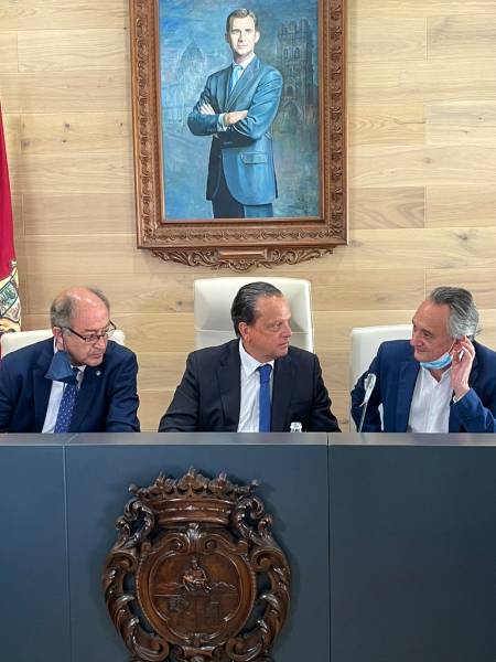 Jiménez, Amilivia y Melero al inicio del Pleno