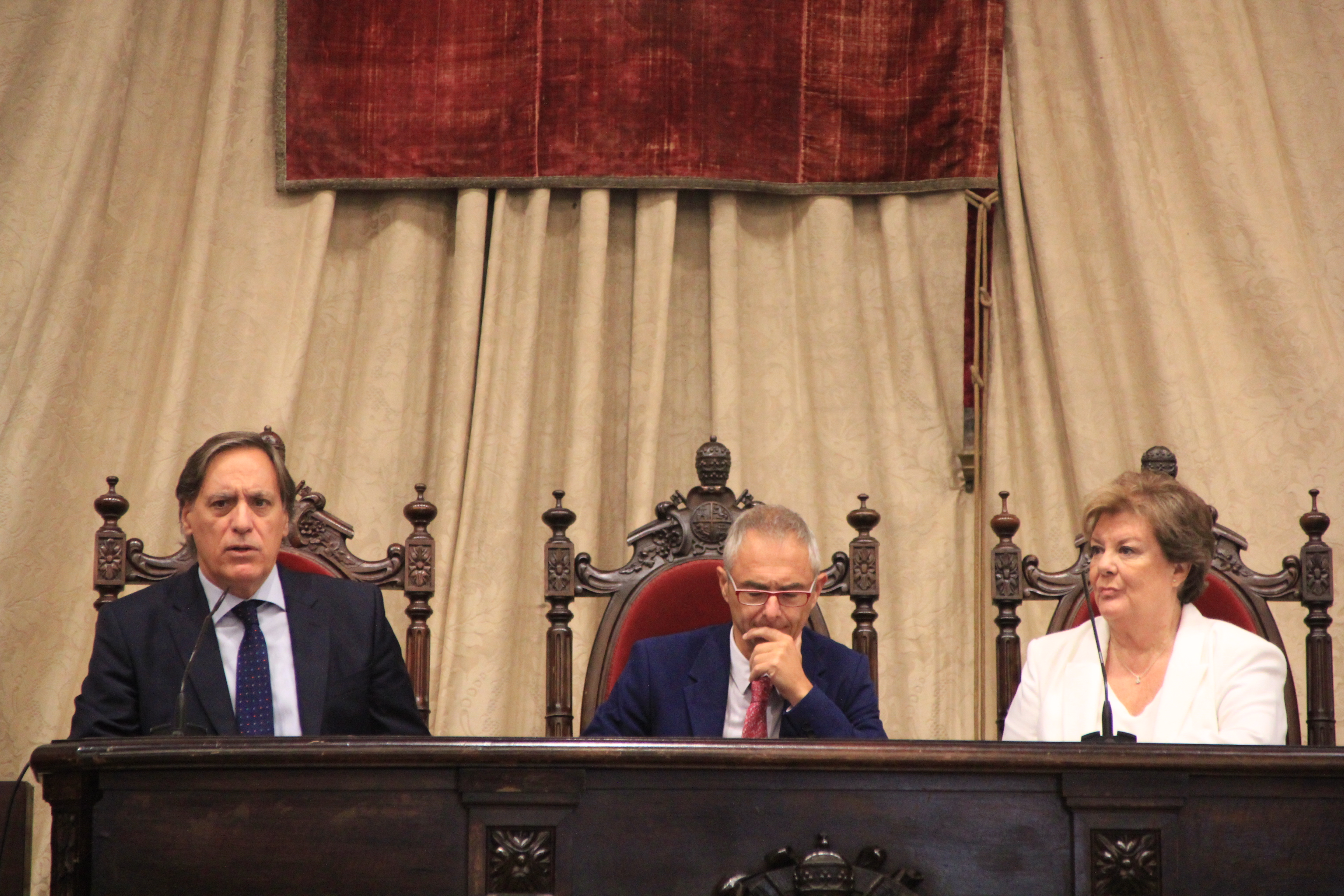 de Izq. a dcha., el alcalde, el rector y la presidenta del TC