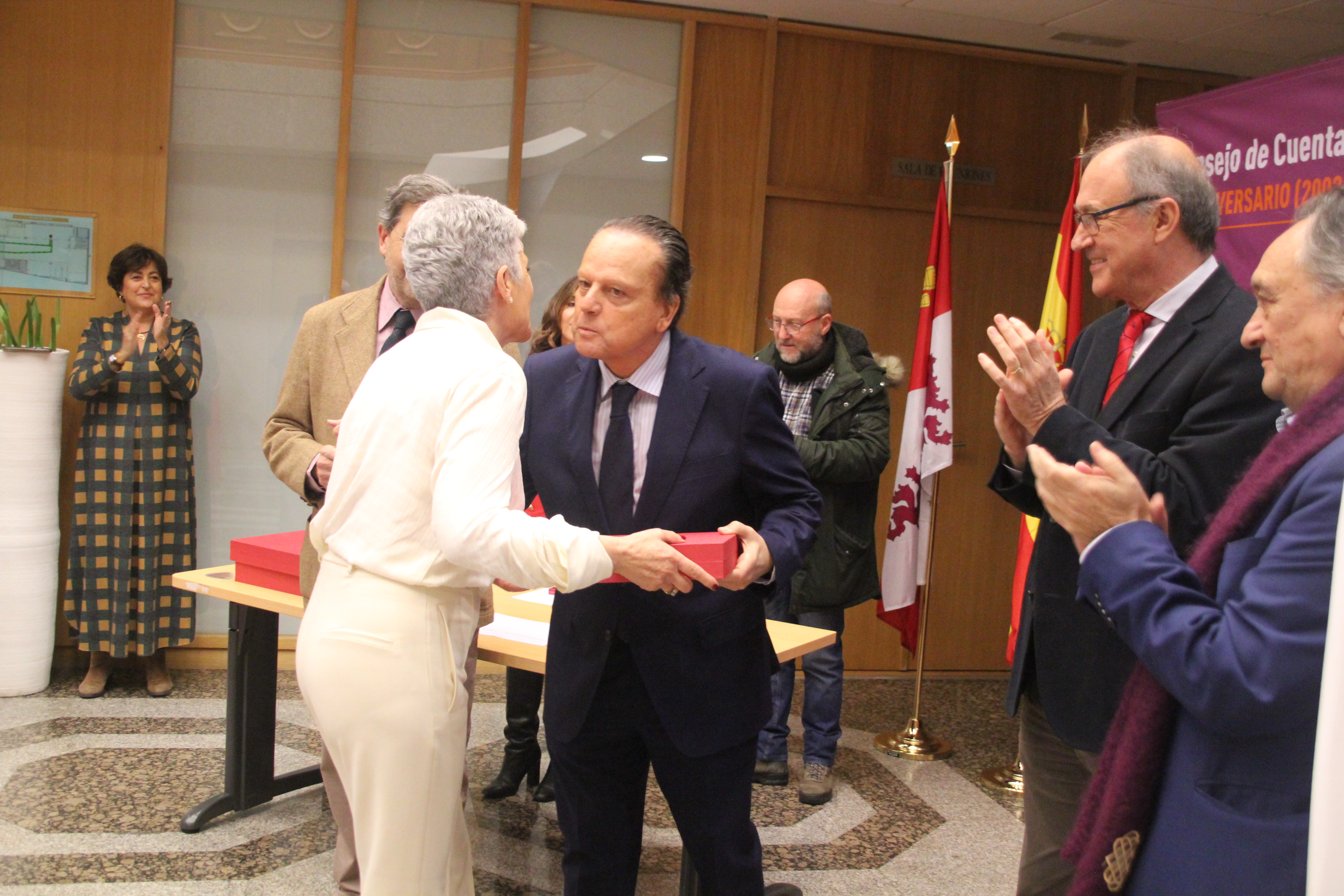 Entrega de placa conmemorativa