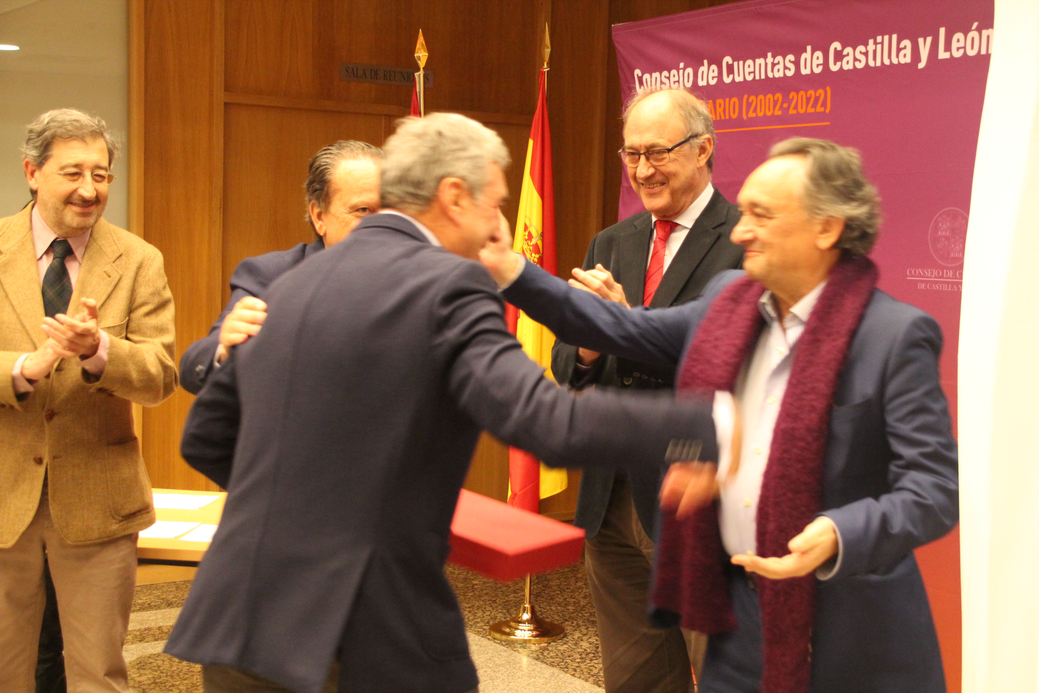Melero felicita a uno de los trabajadores