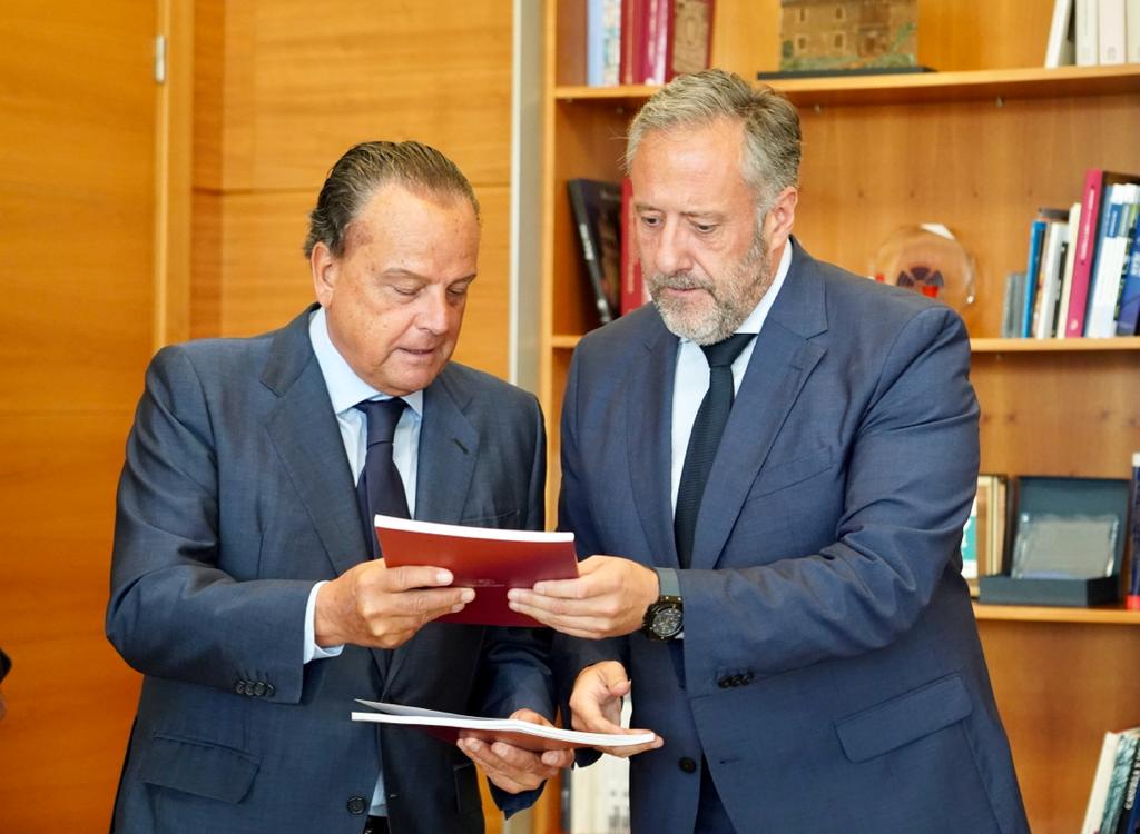 Amilivia entrega la Memoria al presidente del Parlamento autonómico