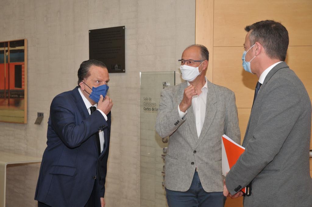 Fuentes, Amilivia y miembros de la Comisión