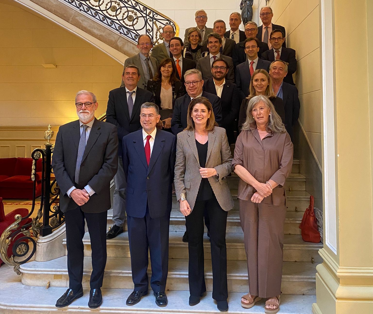 Imagen de los participantes en la Comisión