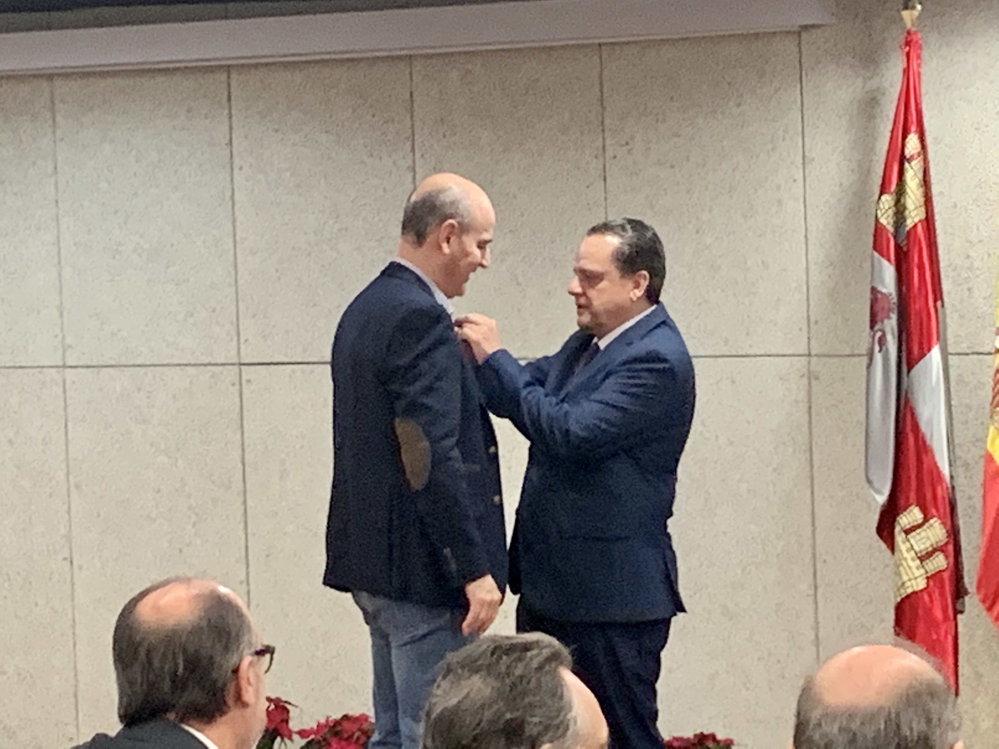 Amilivia distingue a uno de los empleados
