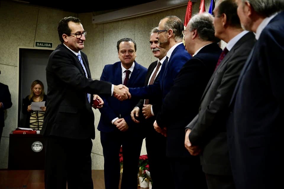 Uno de los trabajadores recibe las felicitaciones