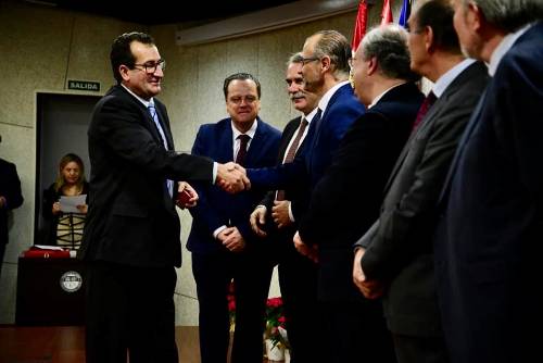 Uno de los trabajadores recibe las felicitaciones