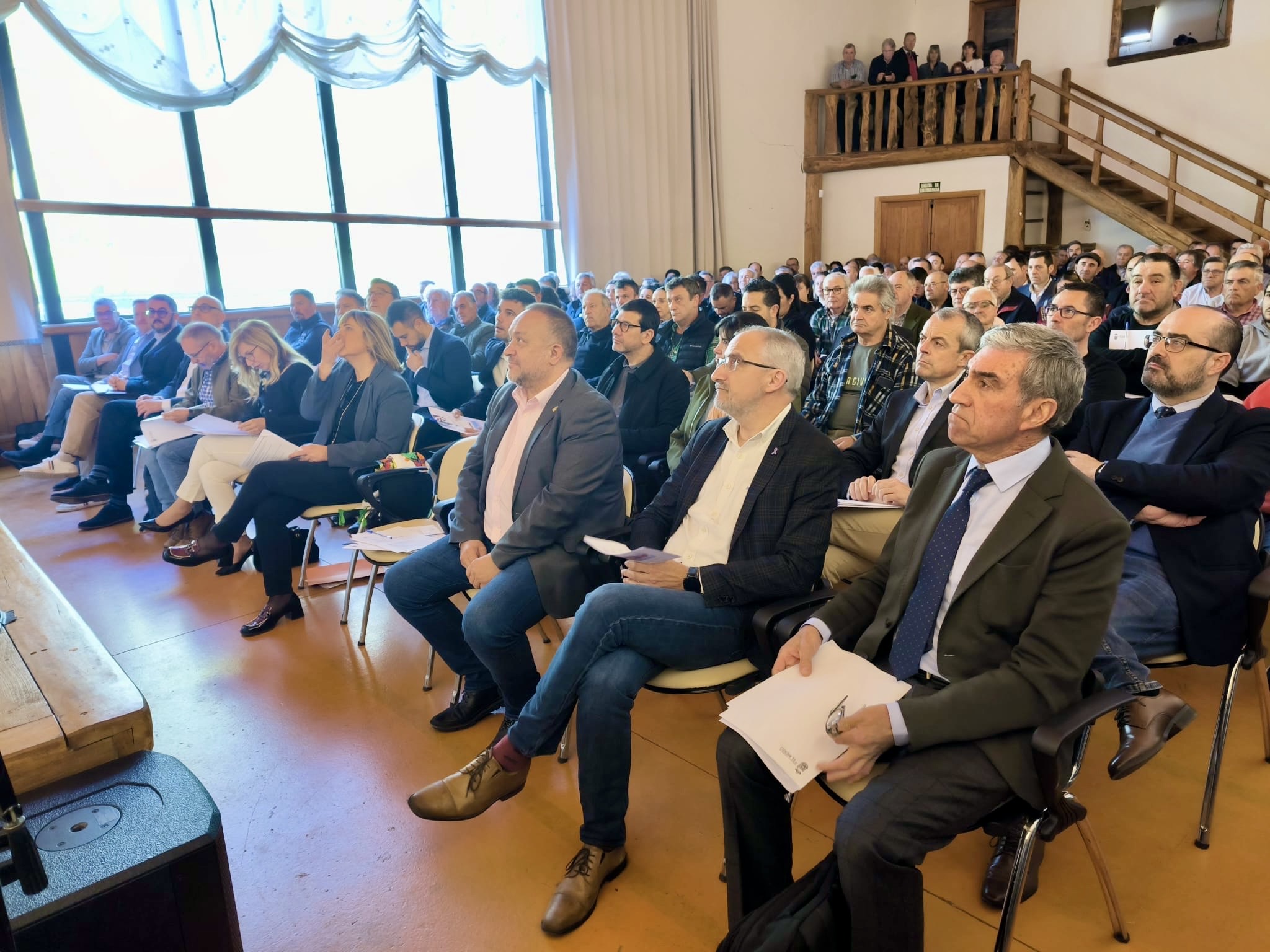 Autoridades y asistentes al encuentro