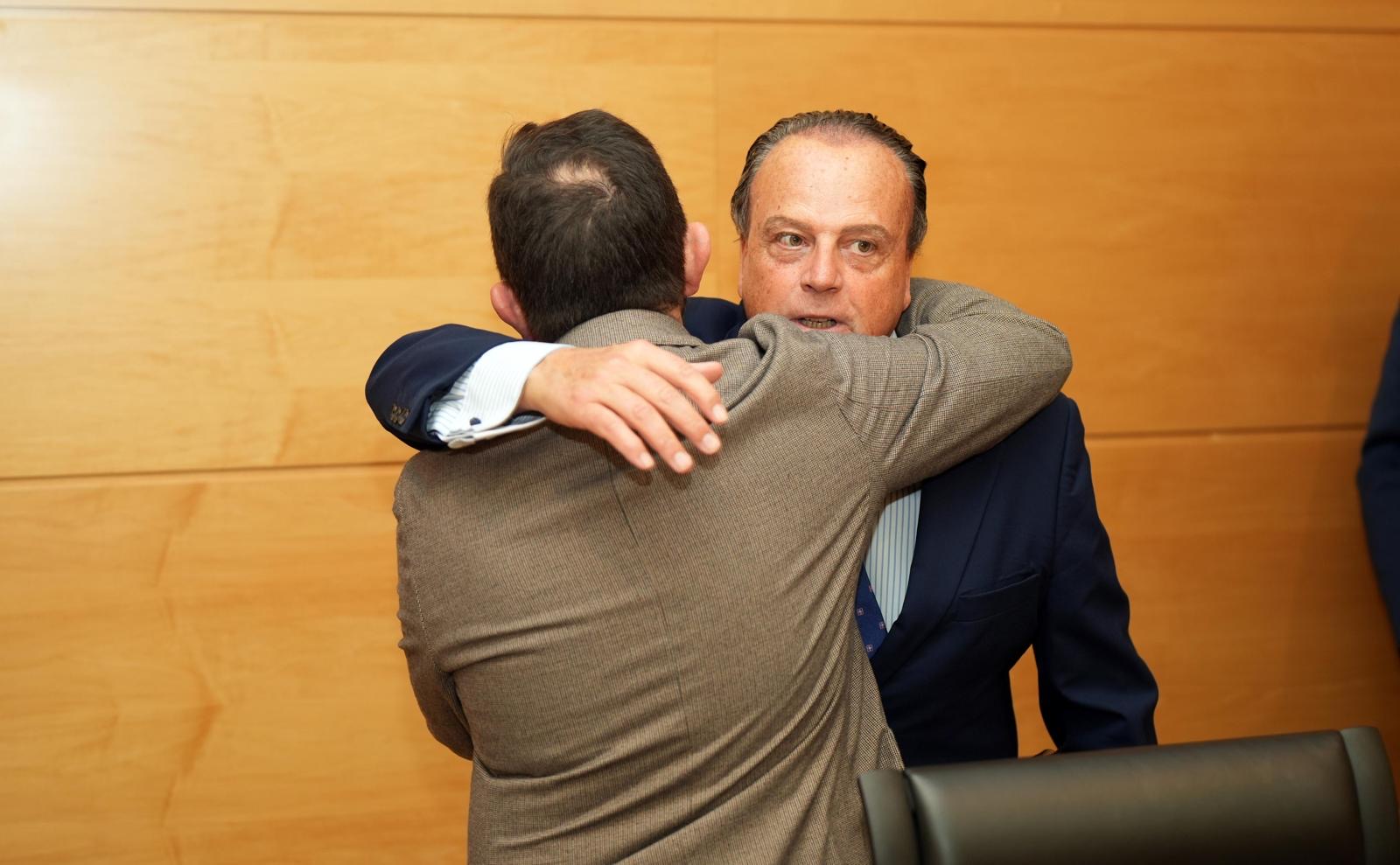 Amilivia abraza a Javier Teira