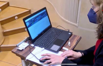 2022 03 17 Una trabajadora con su portátil