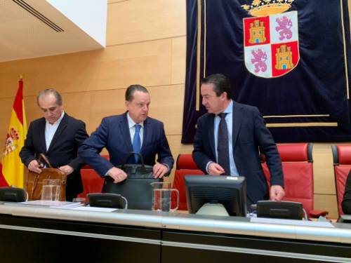 Mario Amilivia junto al presidente de la Comisión