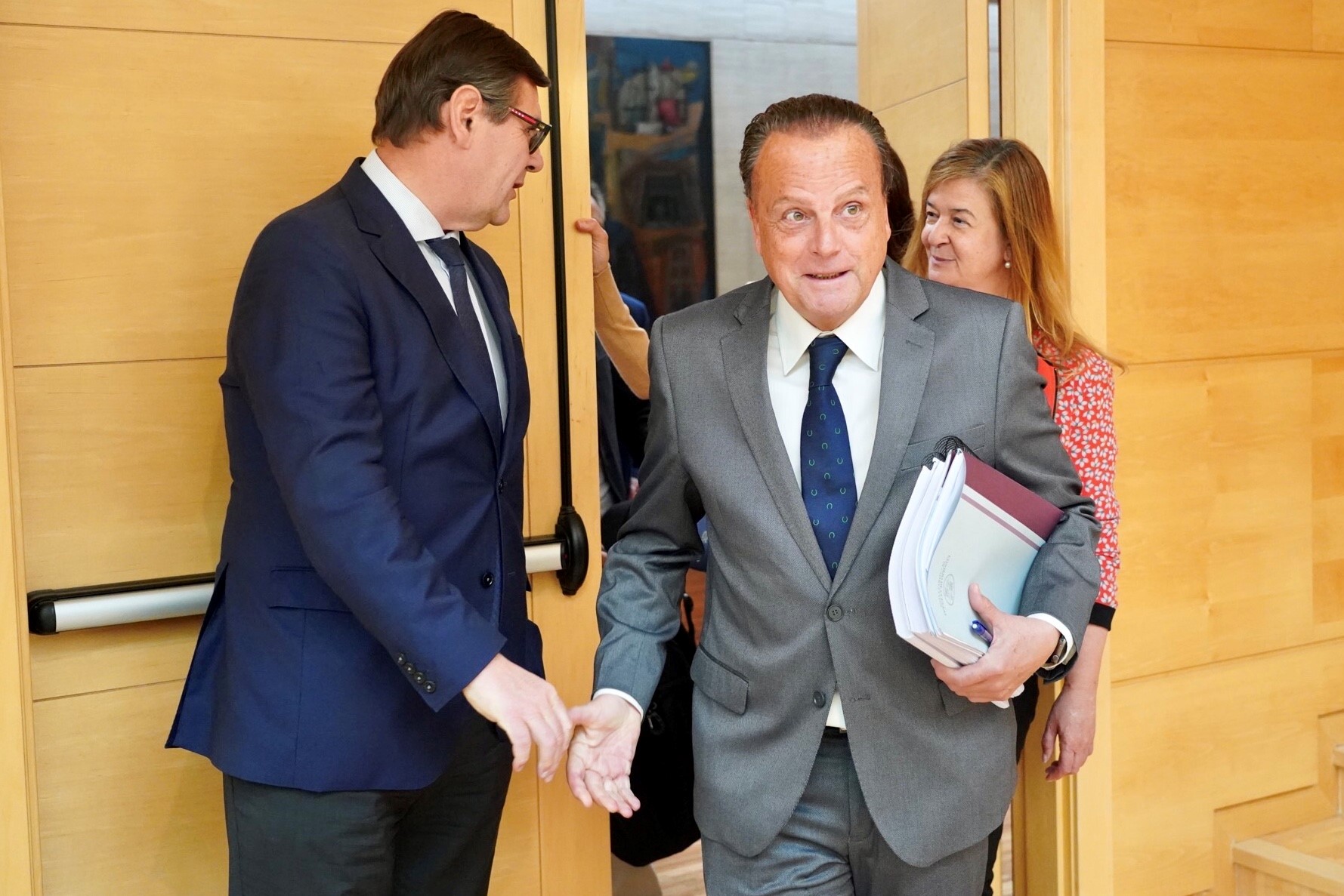El presidente llega a la sala de la Comisión