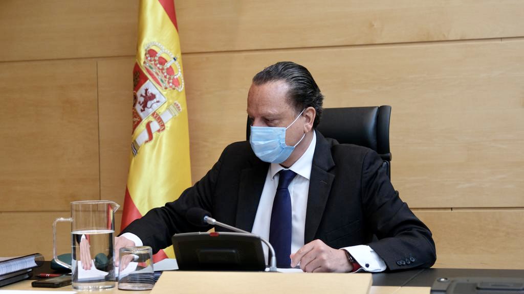 Amilivia revisa documentación al inicio de la presentación