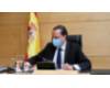 Amilivia revisa documentación al inicio de la presentación