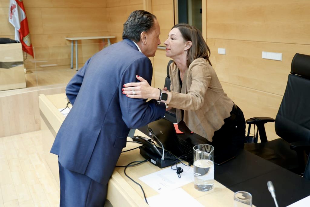 Amilivia saluda a Laura Pelegrina