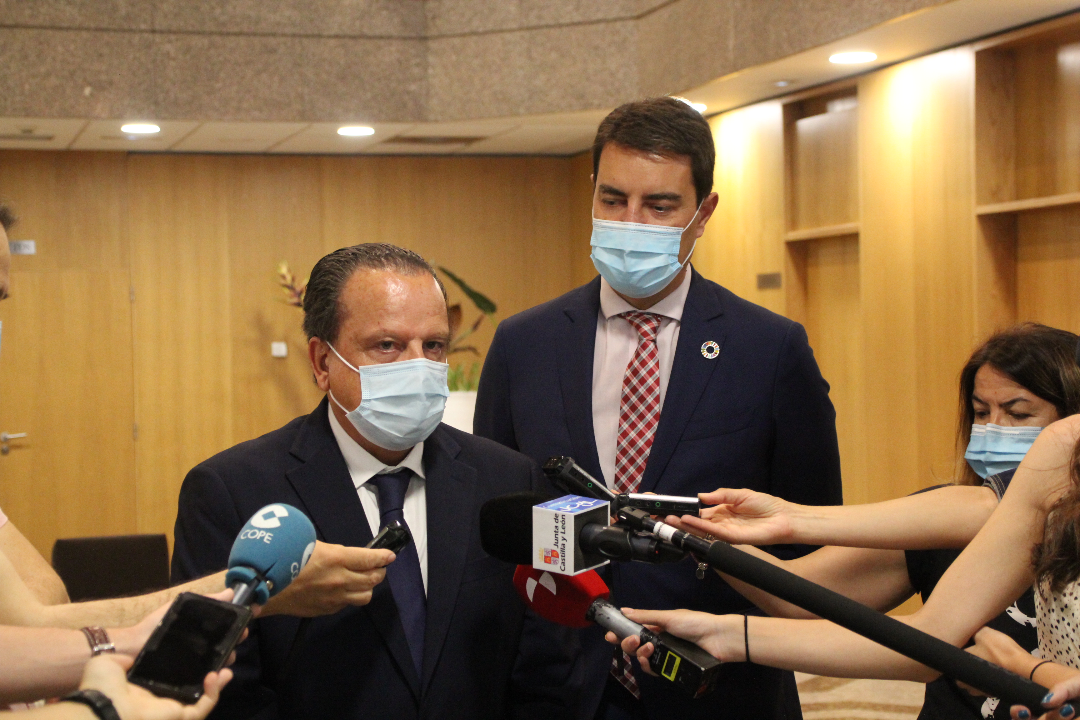 El consejero y el presidente del Consejo con los periodistas