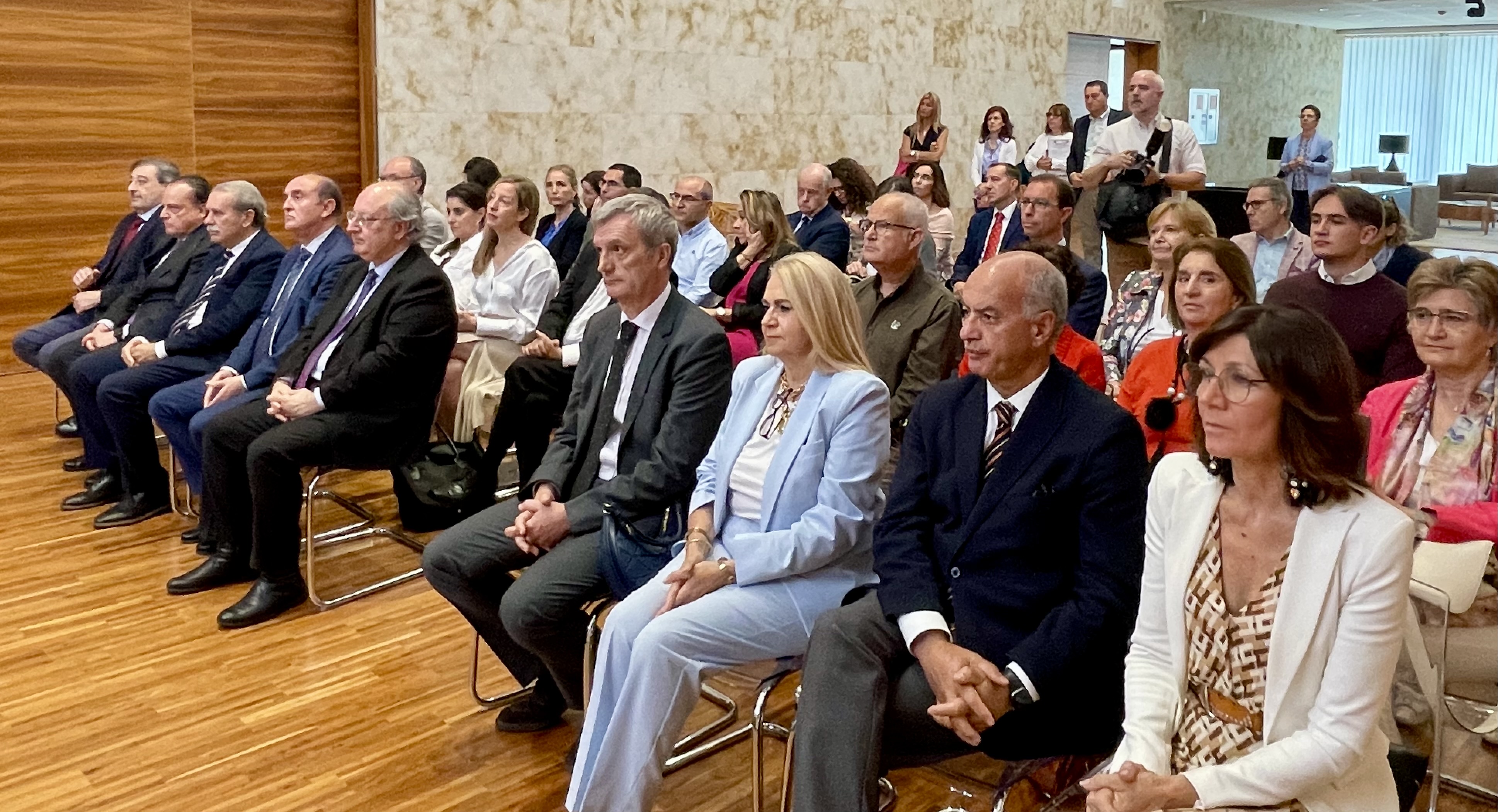 Imagen de autoridades y asistentes al acto
