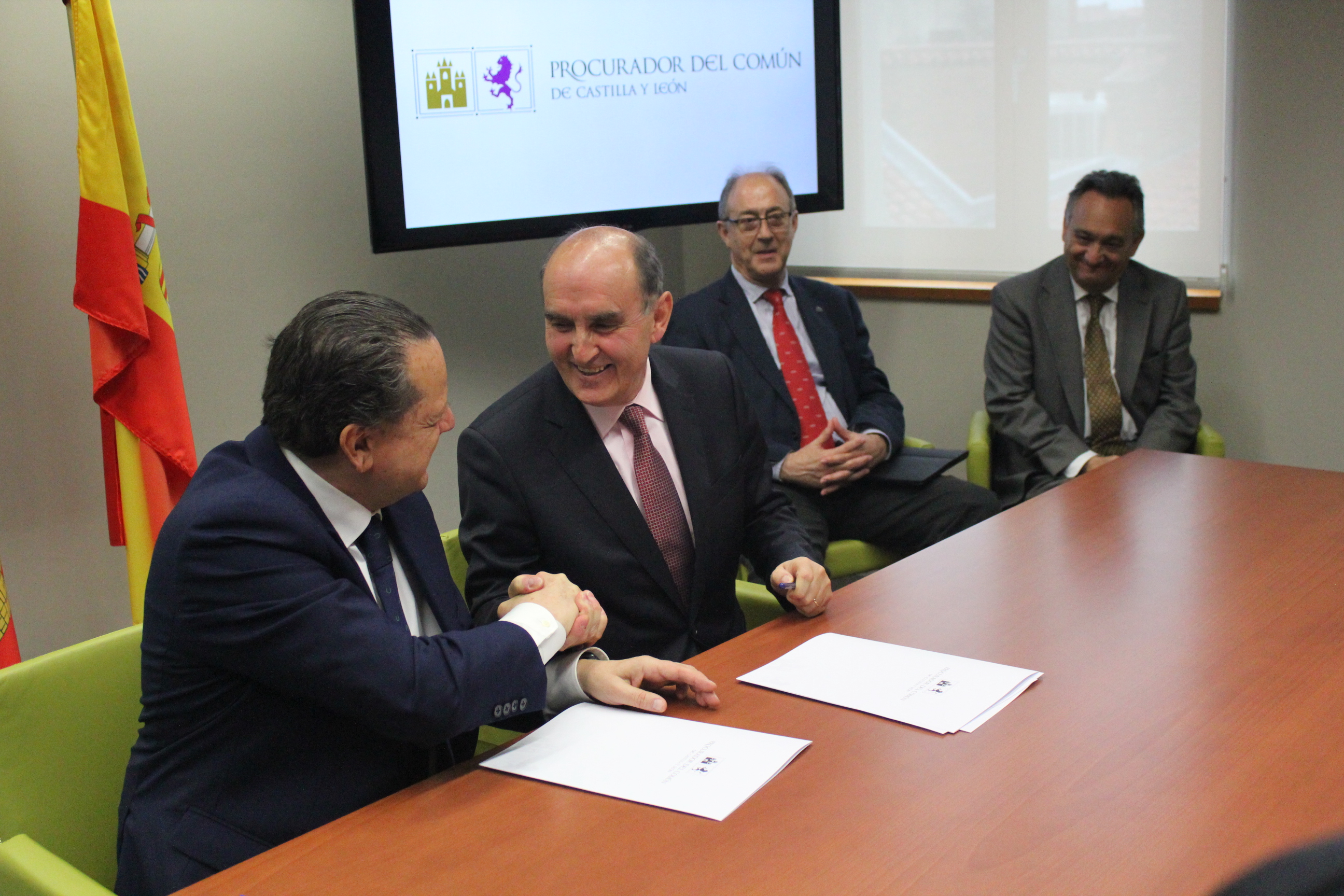 Firma del convenio con el Procurador