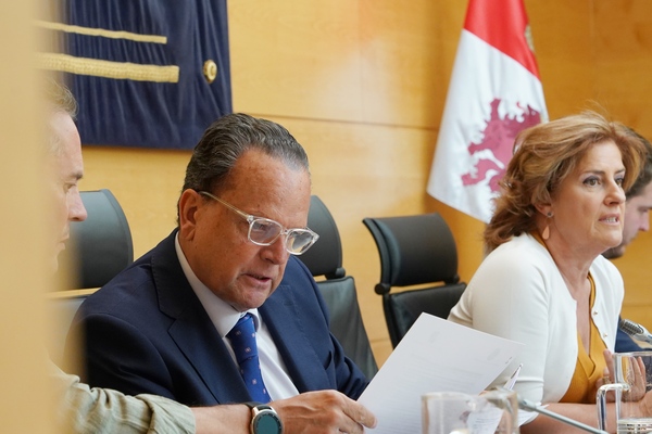 El presidente revisa un documento