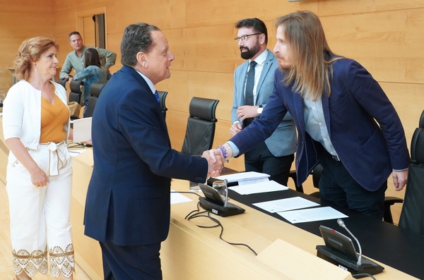 El presidente saluda a Pablo Fernández (Grupo Mixto)