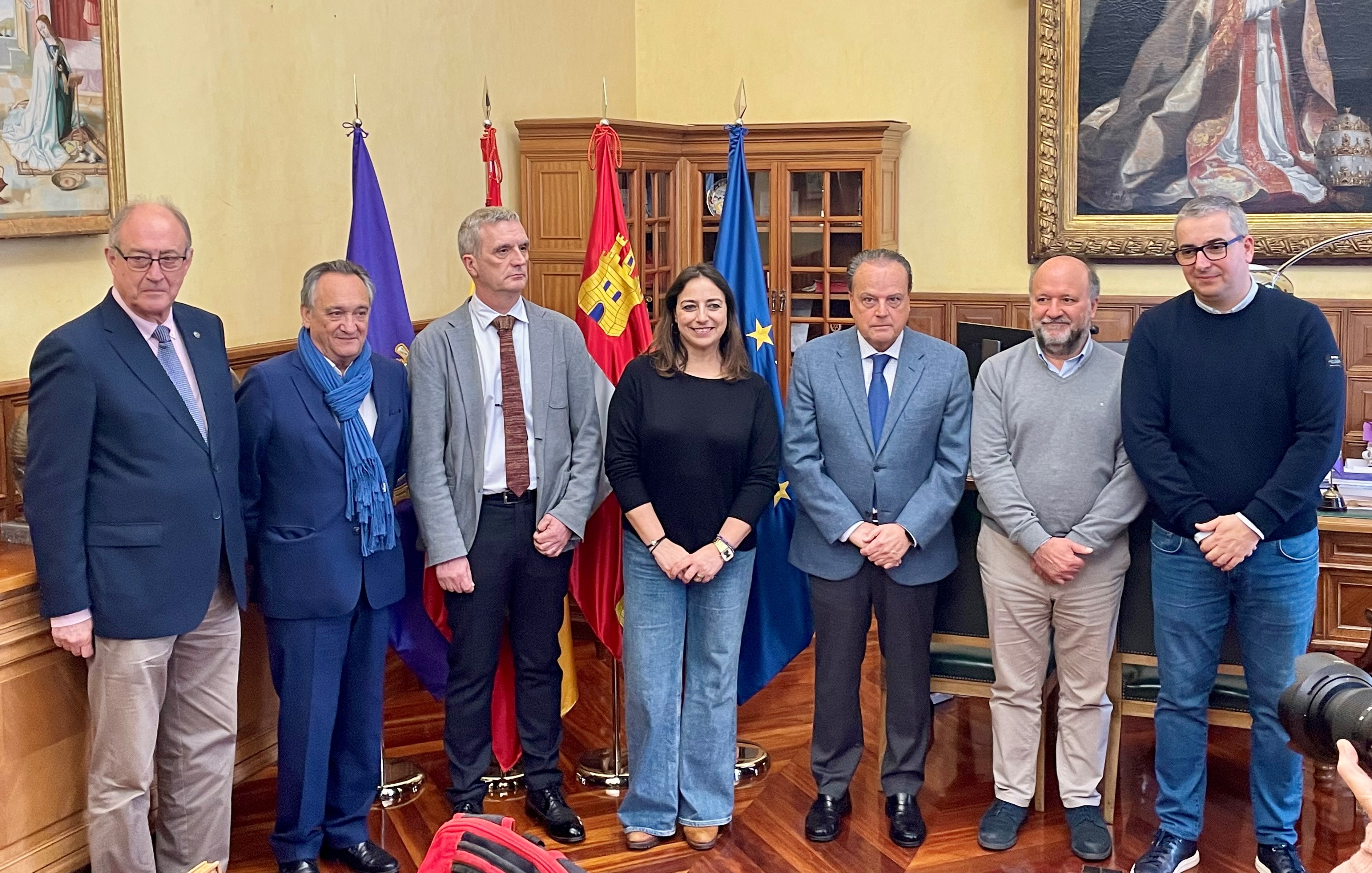 La alcaldesa junto al Pleno y al titular de la Autoridad Independiente en materia de corrupción