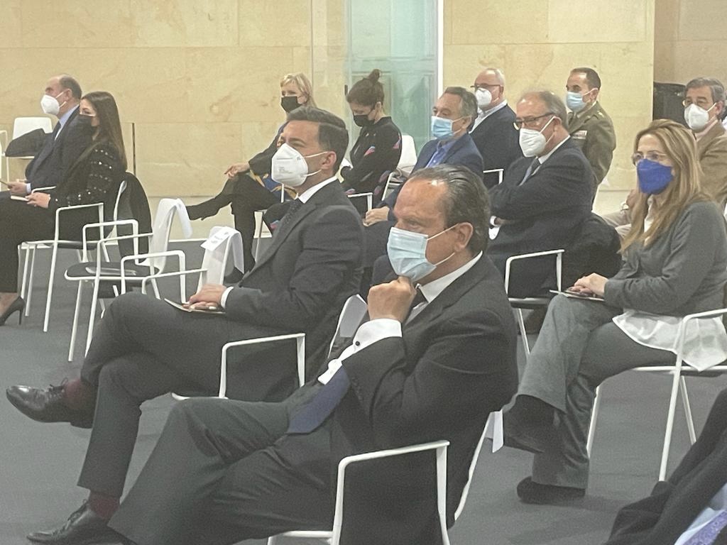 Amilivia y los consejeros durante la sesión