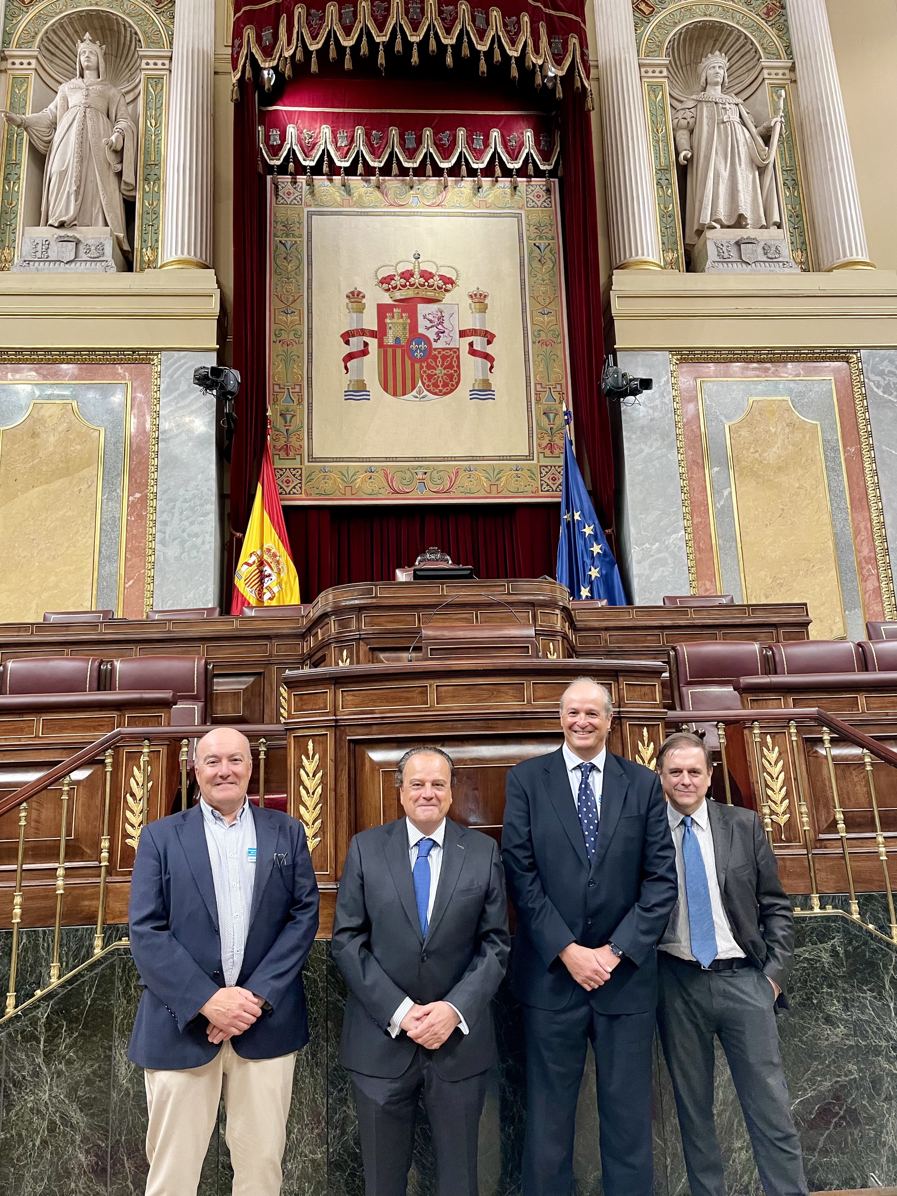 El presidente con el director de Fiscalización y personal de Presidencia