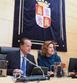 La presidenta de la Comisión junto a Amilivia