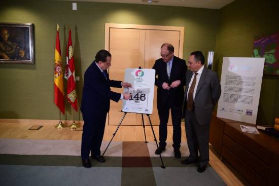 Amilivia arranca la hoja del almanaque junto a Melero y Jiménez.